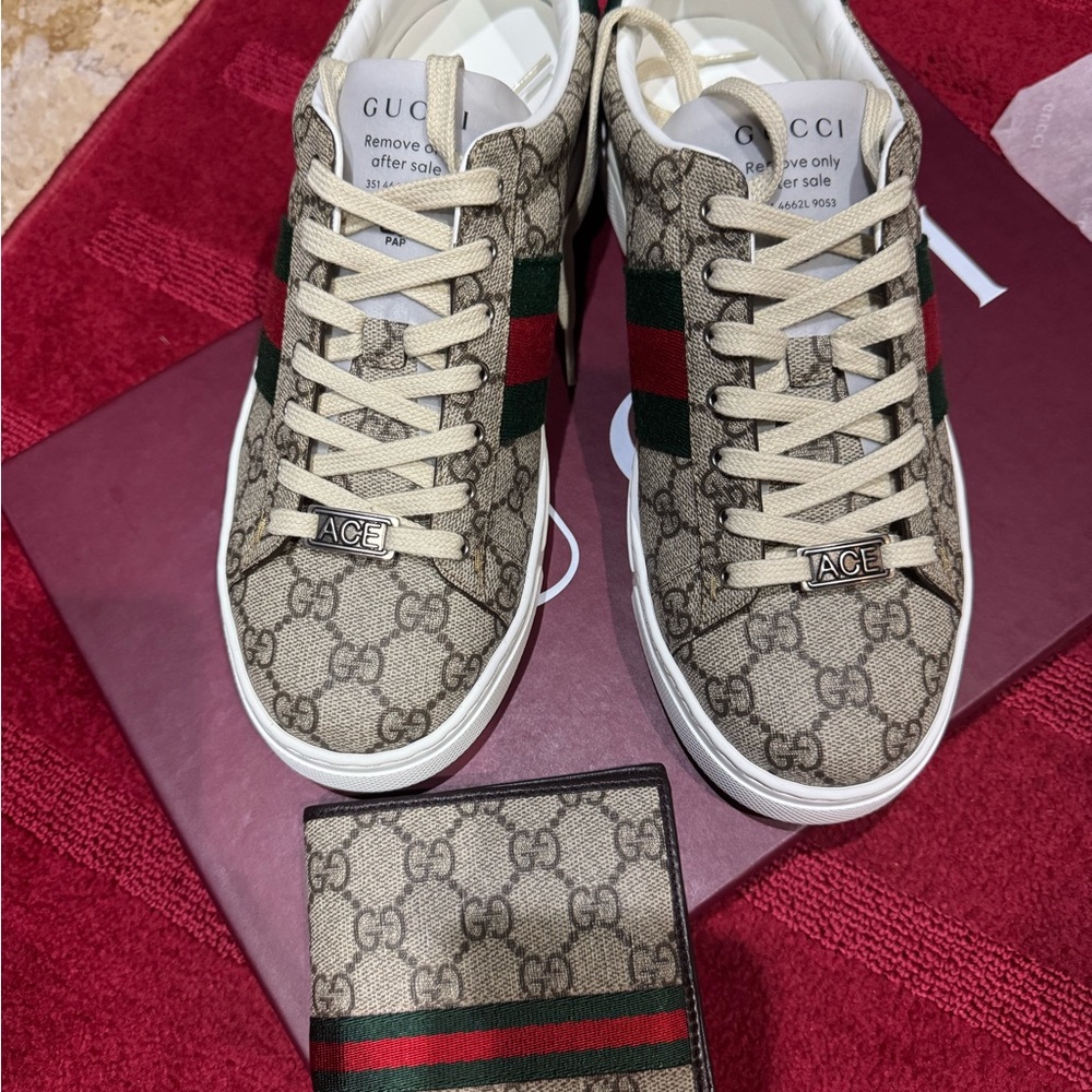 Gucci Beige and Green Sneakers with Wallet US 8